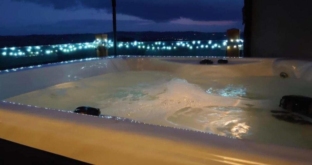 Luxury Family Beechwood Lodge With Hot Tub Lochwinnoch Luaran gambar